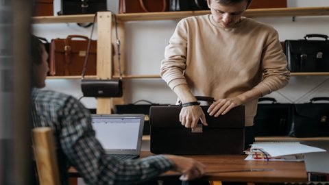 跨境電商零售通關(guān)的風(fēng)險(xiǎn)：海關(guān)查驗(yàn)、稅費(fèi)、物流等。