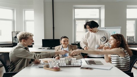 美國(guó)公司信息查詢?nèi)ヂ裕鹤?cè)、商標(biāo)及財(cái)務(wù)信息公開查詢