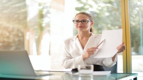 跨境電商B2B直接出口模式通關(guān)重點：優(yōu)化物流渠道、合規(guī)申報、高效通關(guān)流程。