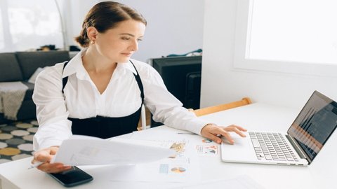 跨境物流企業(yè)：運(yùn)輸與配送，實(shí)現(xiàn)經(jīng)濟(jì)利益。