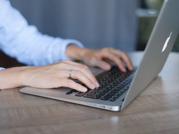 俄羅斯新年消費(fèi)趨勢(shì)：電商占半，預(yù)算分化，中國賣家如何掘金？